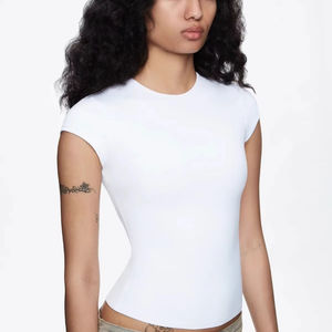 Ropa de verano para mujer Mix and Match Style Camiseta de manga corta Camisa pequeña Stock al por mayor a bajo precio - Product Image 3