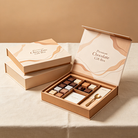 Boîte cadeau carrée en velours rouge recyclable personnalisée pour bijoux et chocolats avec laminage mat, gaufrage et impression personnalisée