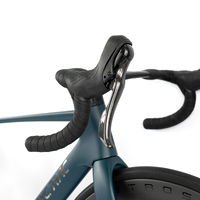 Vélo de route professionnel R18 Racing 700C RS 24 vitesses entièrement en fibre de carbone avec frein à disque hydraulique et câblage interne