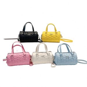 Bolso bandolera vintage XL portátil de lona auténtica encerada con diseño y correa ajustable, compatible con portátiles de 13 pulgadas. - Product Image 1