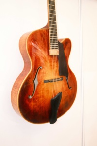 Guitarra Electroacústica Yunzhi Personalizable, Artesanal, de Cuerpo Hueco, con Tapa Arqueada de Abeto y Arce, Acabado Lacado, Estilo <span class=keywords><strong>Jazz</strong></span>, con Diapasón de Ébano - Product Image 4