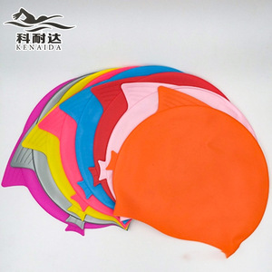 หมวกว่ายน้ำรูปปลาสำหรับเด็ก สีทึบ ซิลิโคนป้องกันหู สำหรับเด็ก ใช้ในสระว่ายน้ำ - Product Image 2