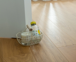 Suelo Sintético Moderno Color Gris Claro que Imita la Apariencia de <span class=keywords><strong>Madera</strong></span> Real a Bajo Costo - Product Image 4