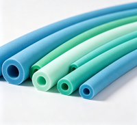 Manchon de protection antidérapant en mousse de caoutchouc NBR coloré et personnalisé avec service de découpe pour poignées et accessoires d'outils
