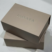 Boîte d'emballage en carton rigide pliable personnalisée avec estampage doré et impression UV du logo pour vêtements, t-shirts, sous-vêtements, chaussures