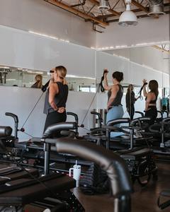 プロ仕様ピラティス メガフォーム ブラック エクササイズマシン 耐久性のあるスタジオフィットネス機器 ピラティス リフォーマー - Product Image 6