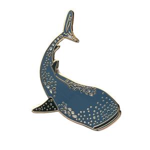 Épinglette en émail personnalisée de requin baleine, fabrication d'usine depuis 15 ans, cadeau pour les créatures marines, l'océan et les aquariums - Product Image 1
