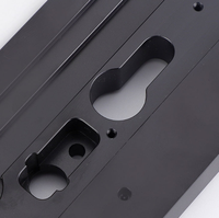 Plaque de support en aluminium/acier inoxydable anodisé noir usinée CNC sur mesure et brochée pour appareils optiques et électroniques
