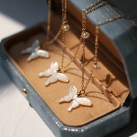 Chaîne en acier inoxydable plaqué or 18K belle coquille naturelle bijoux en nacre collier à pendentif papillon pour femmes
