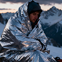 Couverture Thermique d'Urgence en PET Argenté, Couverture de Survie Réfléchissante Légère pour le Camping en Plein Air, la Randonnée, Trousse de Premiers Soins
