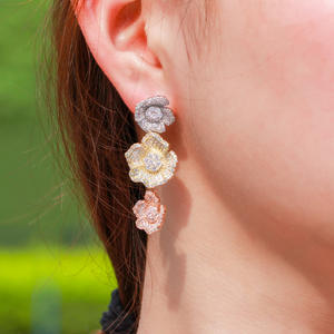 Boucles d'oreilles roses plaquées or 18 carats pour femmes, bijoux élégants et longs en zircon cubique - Product Image 2