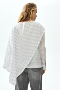 Haut <span class=keywords><strong>de</strong></span> maternité asymétrique en seersucker avec détails cape, col rond et manches longues boutonnées - Product Image 2