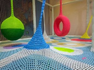 Filet d'escalade arc-en-ciel écologique fait à la main accessoire de zones de jeux et de terrains de jeux pour la maternelle - Product Image 5