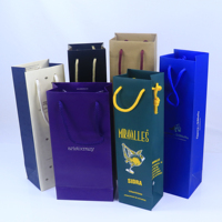 Sac en papier de luxe avec poignées en corde pour le vin Sac fourre-tout européen imprimé avec logo privé personnalisé pour le commerce de détail Boissons en gros