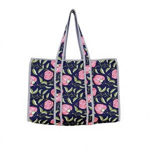 Sac fourre-tout matelassé floral bleu marine pour femme avec poignées rayées noir et blanc, sac à bandoulière ouvert, sac en coton imprimé bleu marine, noir - Product Image 1