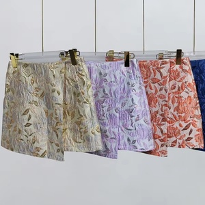 Mini-jupe en tissu jacquard gaufré de couleur unie, simple et tendance, de haute qualité, personnalisable en gros (OEM) - Product Image 1