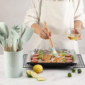 طقم أدوات مطبخ من السيليكون مكون من 12 قطعة مع مقابض خشبية - إكسسوارات وأدوات طبخ - Product Image 2