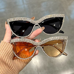 Lunettes de soleil œil-de-chat tendance pour femmes, ornées de strass, avec une monture composite scintillante. Idéal pour les bals de promo, les costumes - Product Image 6