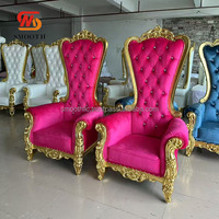 Chaise de trône de reine rose vif avec coussin en velours, décoration de fond de fête d'anniversaire lisse