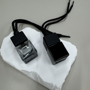 Logotipo personalizado 8ml Gradiente Negro Frosting Forma cuadrada Coche Colgante Difusor Botella de perfume de vidrio con tapón de rosca de madera - Product Image 3