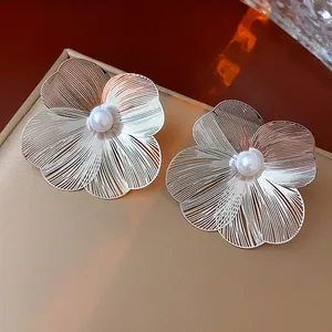 Korean New Fashion metal copper flower earrings personalized design Pearl 925 silver needle earrings for women