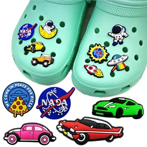 Accessoires de décoration pour chaussures en PVC en gros, breloques créatives style voiture, boucles de chaussures de dessin animé, série spatiale, adaptées aux sandales pour enfants - Product Image 1