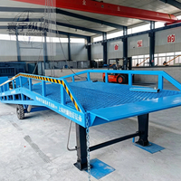 Rampe hydraulique pour le déchargement de conteneurs sur plateforme de chargement de chariots élévateurs avec pont d'accès mobile