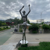 Sculpture de danseuse de ballet en acier inoxydable forgé à la main, statue moderne effet miroir pour campus, complexe hôtelier et aménagement paysager commercial