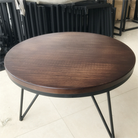 Table basse ronde moderne en marbre et bois de noyer sud-américain avec piètement métallique pour salon