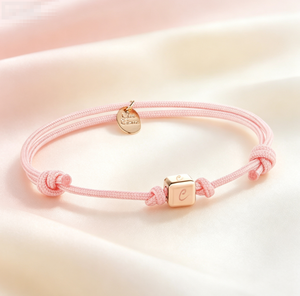 Bracelet personnalisé en forme de cube avec initiale de bébé, sangle réglable, cadeau commémoratif pour baptême ou première communion - Product Image 1
