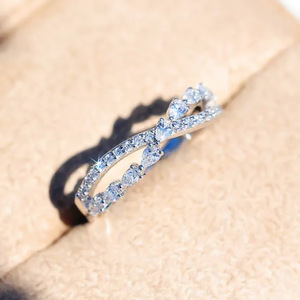 Anello con Zircone a Goccia Incrociato per Donne, Elegante e Raffinato Gioiello da Dito alla Moda - Product Image 3