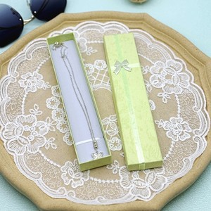 Boîte d'emballage en papier pour bijoux personnalisée et bon marché, pendentif de collier rose pour filles, boîte à montre en carton avec vernis et ruban recyclable - Product Image 6