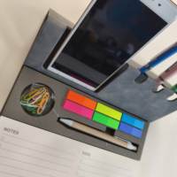 Ensemble de papeterie pliable en PU rigide 22,5*29 cm avec bloc-notes, notes adhésives, pinces à papier, papier kraft, stylo et support pour téléphone portable – Vente en gros