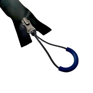 Tirador de cremallera de plástico en forma de U de 8 cm sin bloqueo para bolsas de ropa, textiles para el hogar, calzado e industria. - Product Image 1