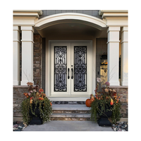 Portes doubles blanches élégantes d'accents de fer noir avec la spirale complexe et les conceptions florales pour une entrée renversante