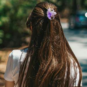 Lote de 3 pinzas para el pelo con diseño de flor y lazo, accesorio de belleza para mujer y niña, ideal para el verano y la playa, con empaque de regalo. - Product Image 2