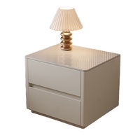 Table de chevet crème avec plateau en verre marbré, deux tiroirs, meuble de rangement moderne et luxueux pour chambre à coucher