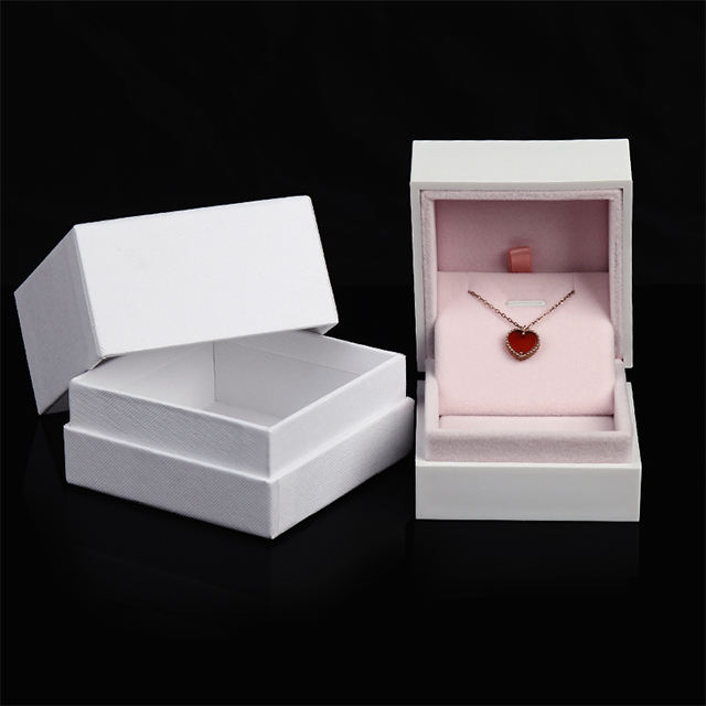 สร้อยคอสีขาว