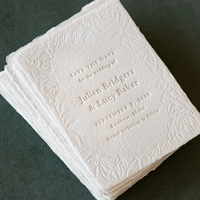 Invitation de mariage élégante personnalisée en typographie, gaufrée pour la cérémonie, la fête prénuptiale, les fiançailles et les célébrations