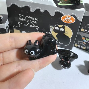 Nouvelle figurine chat noir mignon en résine, boîte mystère, ornements créatifs, poupée Little Red Book, vente en gros - Product Image 4