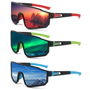 Gafas de Sol Deportivas Ultraligeras con Lentes Polarizadas Grises Envolventes, Protección UV400 para Ciclismo, Pesca y Actividades al Aire Libre - Product Image 1