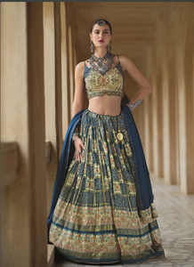 Achetez un ensemble de lehenga choli en soie de Surat de créateur pour femmes, idéal pour les mariages, les fêtes, les occasions ethniques traditionnelles indiennes et les occasions modernes. - Product Image 5