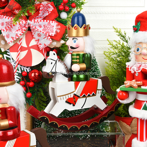 Figurine Casse-Noisette en Bois Peinte à la Main, Motif Écossais, Design Traditionnel, Thème Féerique, Décoration Murale de Noël Hatty - Product Image 6