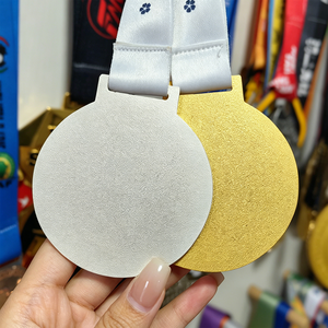 Logo personnalisé Médailles Argent Or Bronze Basketball Sport Football Football Médaille en métal de récompense vierge - Product Image 2