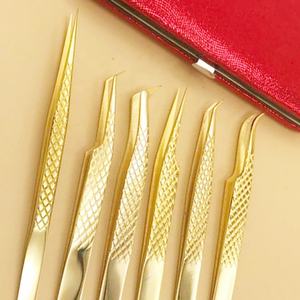 Pinzas de extensión de pestañas de fibra de volumen de agarre de diamante chapado en oro con logotipo personalizado de alta calidad, acero sostenible japonés para puntiagudo - Product Image 1