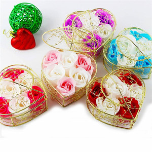 Confezione Regalo di Fiori di Sapone Eterni all'Ingrosso per la Festa della Mamma, San Valentino, Set con Rose a Cuore in Cesto di Ferro - Product Image 1