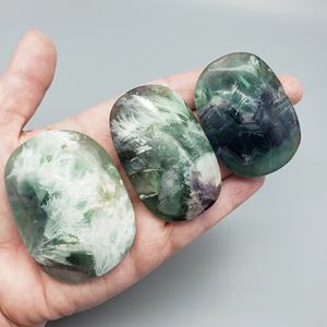 Cristal de fluorite en forme de paume, pierre de guérison naturelle polie, forme ovale, pierre de poche pour décoration d'intérieur unique et cadeaux de vacances, vente en gros - Product Image 1