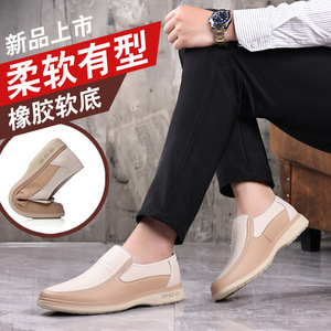 Mocasines de cuero sin cordones para hombre, transpirables, perforados, con suela de goma de tacón bajo, zapatos de ocio, color beige y blanco - Product Image 2