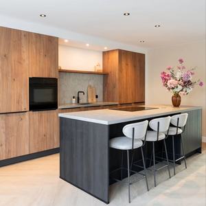 <span class=keywords><strong>Cuisine</strong></span> moderne, finitions en bois naturel, quincaillerie noire mate, étagères ouvertes, bois clair, îlot en béton - Product Image 1