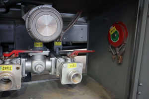 Camion-citerne à huile d'occasion 4x2 Débit 1200 litres par minute 41-50t Véhicule de transport de liquides inflammables Camion de ravitaillement - Product Image 5